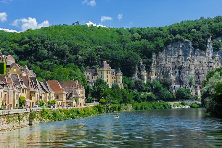La Roque-Gageac : le charme de la pierre sur fond exotique