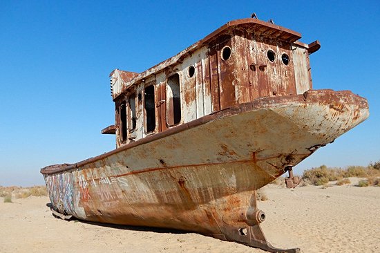 Visiter le "cimetière des bateaux" à Moynak