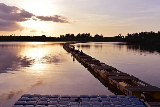 Le lac salé de Gili Meno