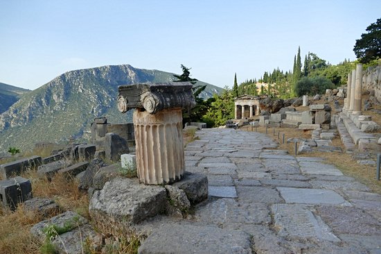 Le temple d'Apollon et la voie sacrée