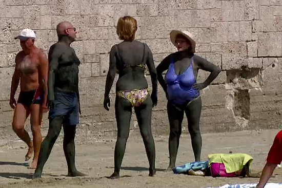 Prendre des bains de boue au bord de la mer noire 
