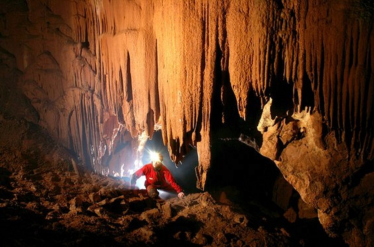 S'initier à la spéléologie en descendant sous la terre