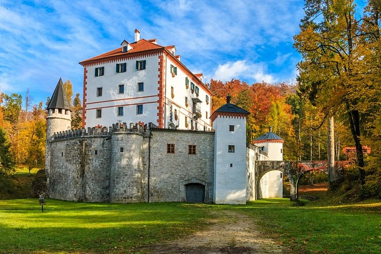 La montagne et le château de Sneznik