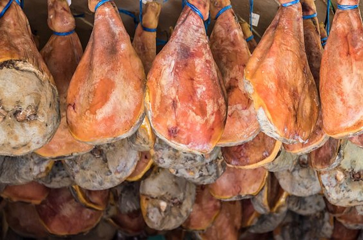 Découvrir une fabrique artisanale du fameux jambon de Bayonne