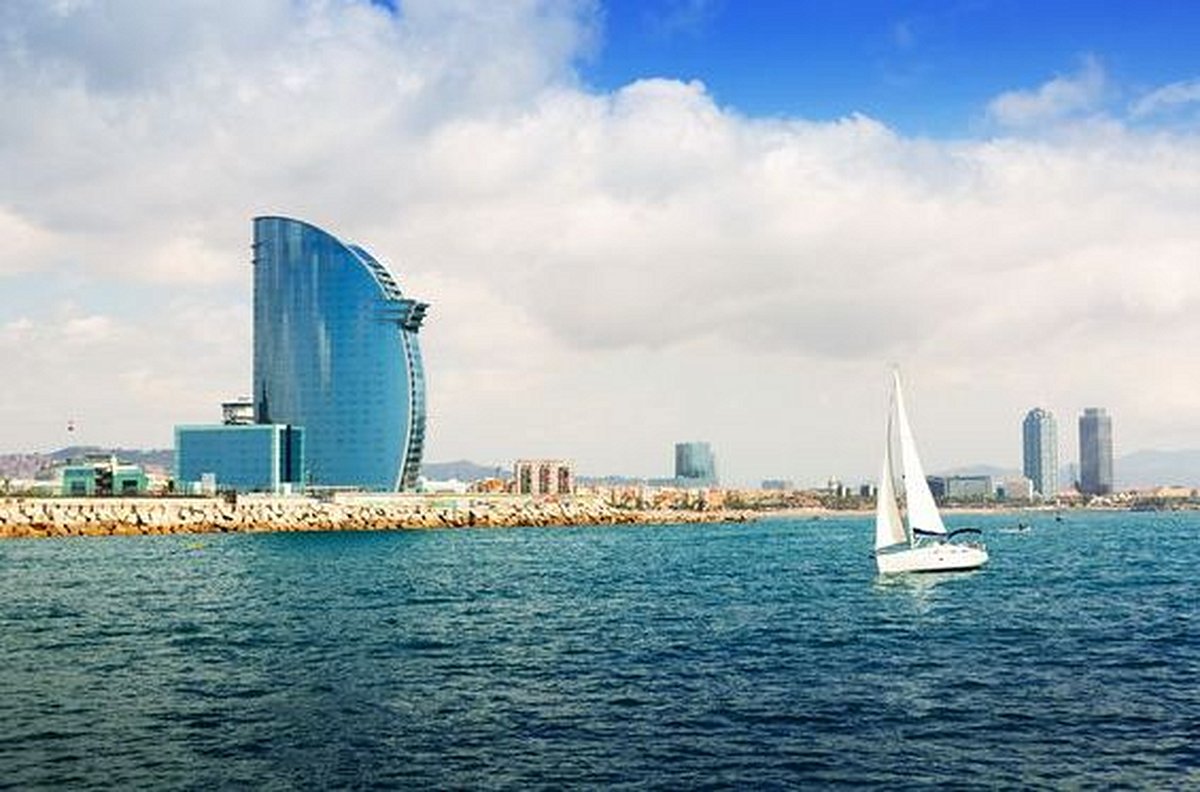 Découvrir la skyline de Barcelone en bateau