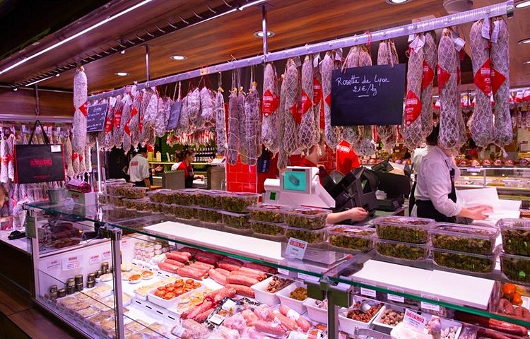 Pour les gourmands, Les Halles Bocuse, la mecque de la gastronomie lyonnaise que vous pouvez aussi déguster sur place.