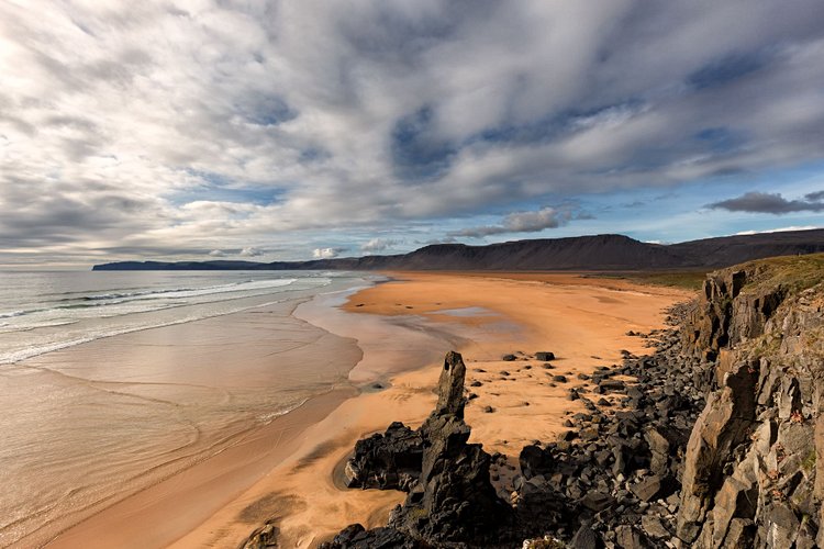 La plage de sable de Raudisandur