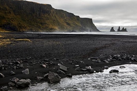 Marcher sur une plage de sable noir