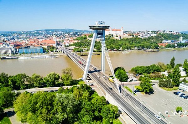 Monter à bord d’un ovni en haut d’un pont à Bratislava