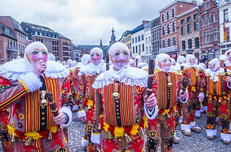 Faire la fête au carnaval de Binche
