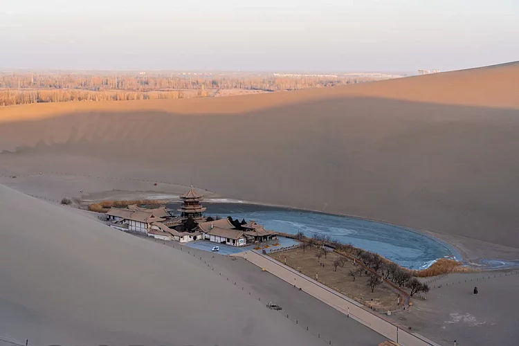 Lac du croissant de lune (Yueyaquan)