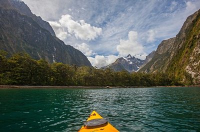 Kayak dans le fjord de Milford Sound        