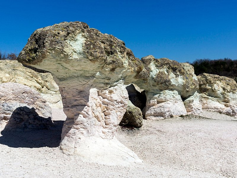 Les pierres champignons de Beli Plast