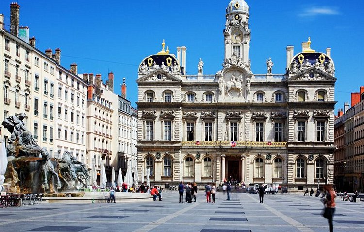 La place incontournable de Lyon pour y prendre un pot en terrasse : la place des Terreaux, entre hôtel de ville, fontaine Bartholdi et musée des Beaux-Arts.