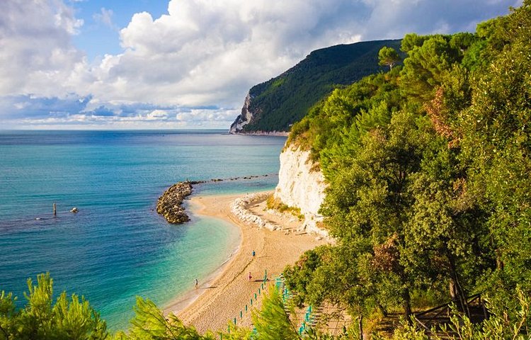 La plage d'Urbani à Sirolo