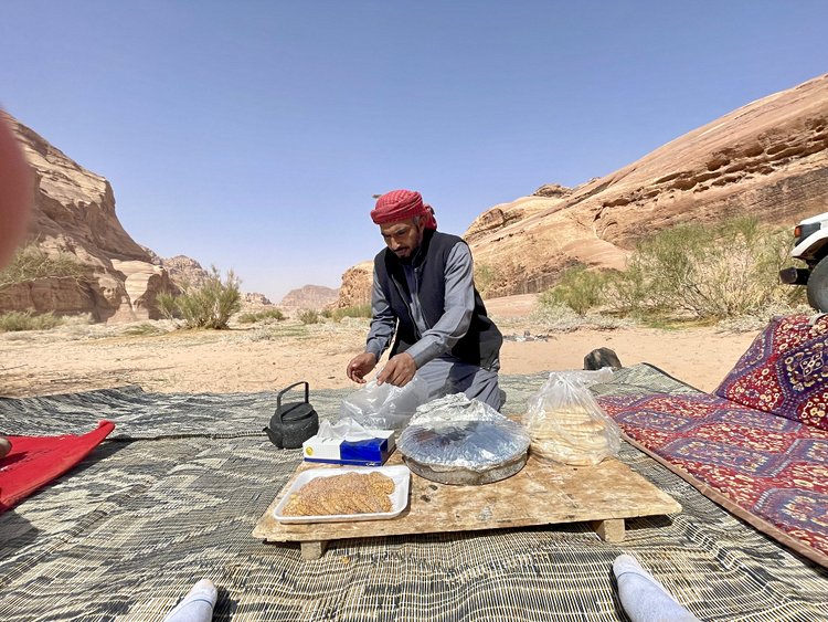 Prendre un déjeuner bédouin dans le Wadi Rum