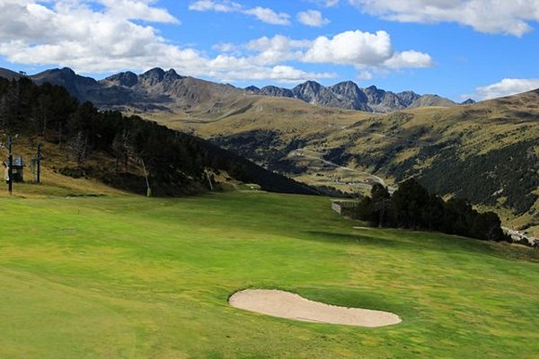 Jouer au golf entouré de montagnes