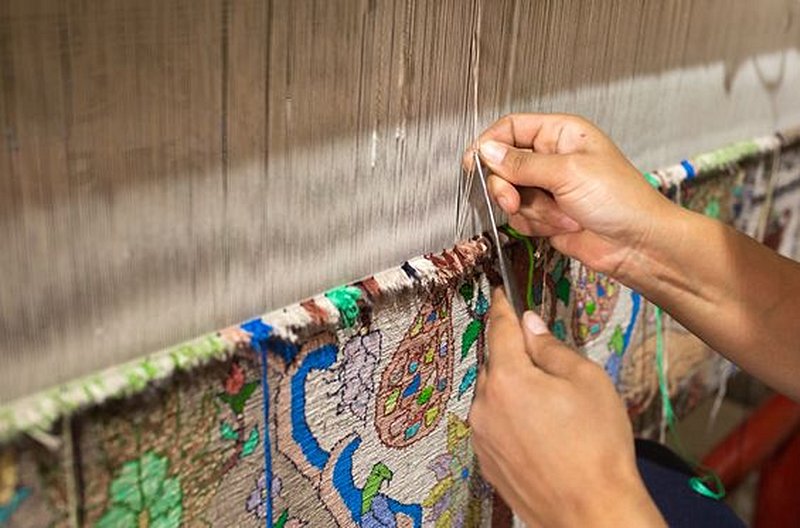 Assister au tissage de la soie