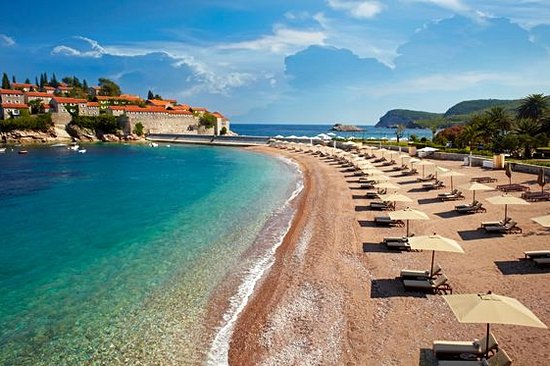 Profiter d’un bain de soleil sur une plage monténégrine
