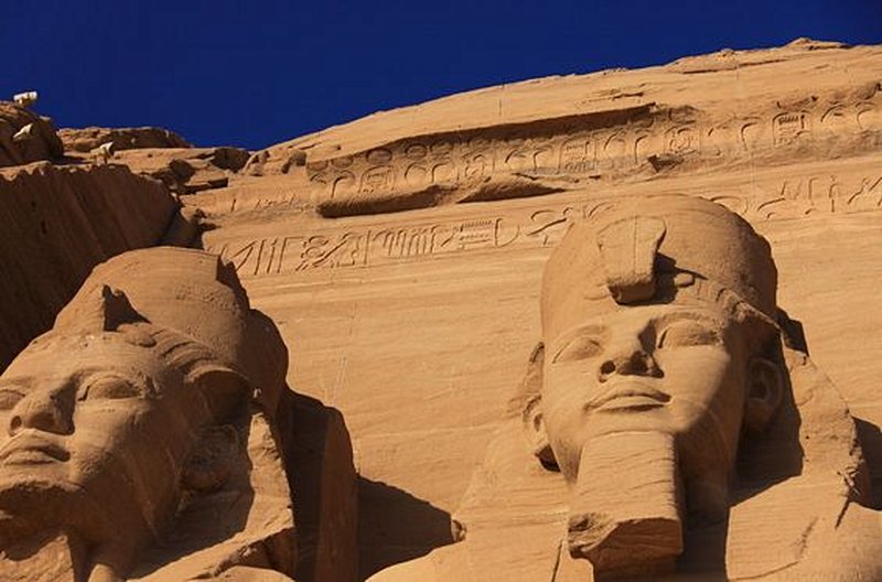 Découvrir Abou Simbel au soleil levant 