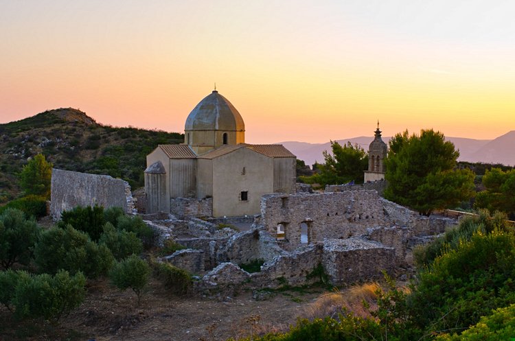 L'église de la Panagia et son panorama unique sur la mer