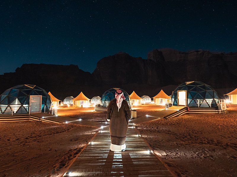 Observer les étoiles dans un camp bédouin la nuit