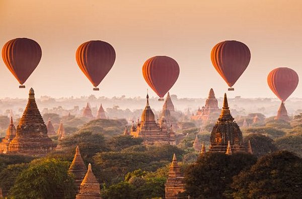 Survoler Bagan au soleil levant