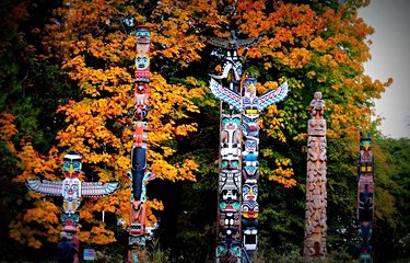 Des totems indiens dans le parc de Stanley à Vancouver