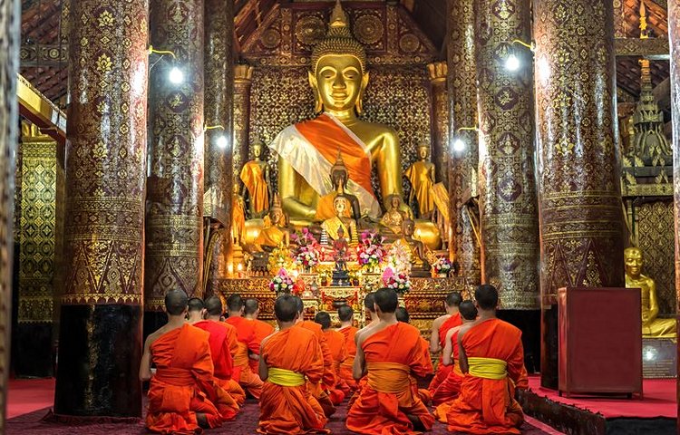 Moines au temple de Vat Xieng Thong