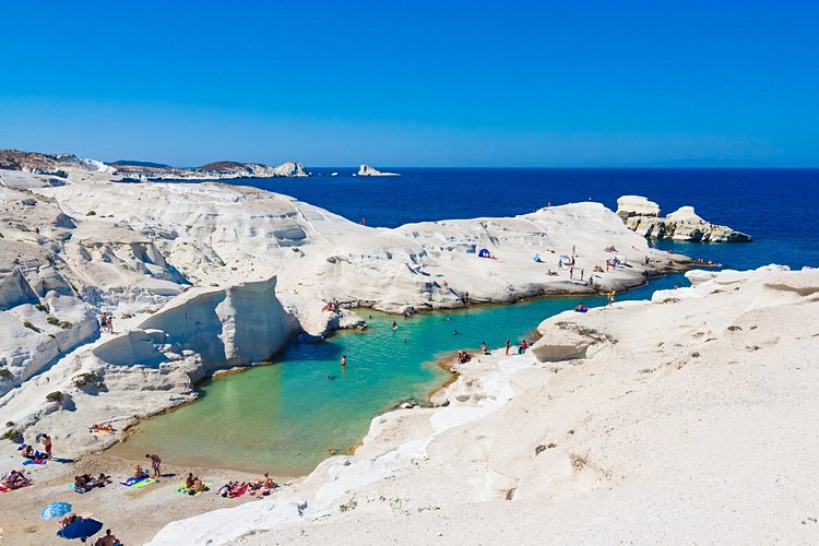 Le site et la plage de Sarakiniko 3