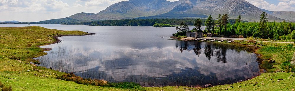 Cerné par les montagnes à Inagh Valley