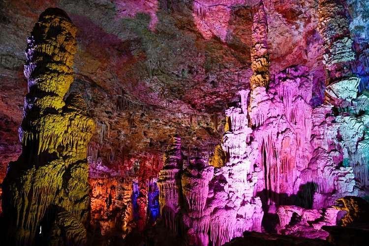 La grotte de la Salamandre et les autres merveilles souterraines