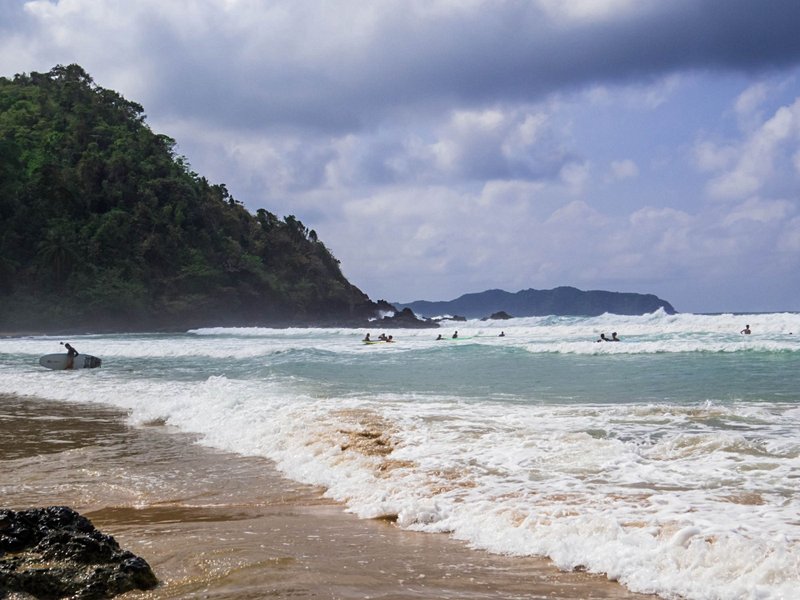 Surfer les vagues de Duli Beach