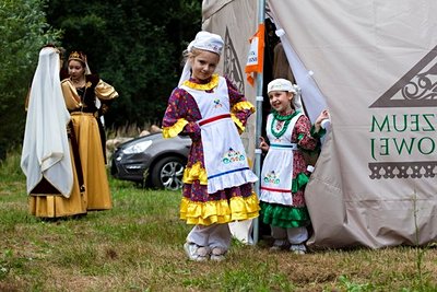 Filles en costume traditionnel tatare pendant le Festival de la culture tatare