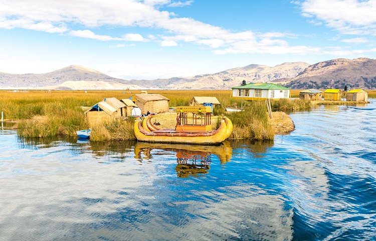 Bateaux de totora sur le lac Titicaca 