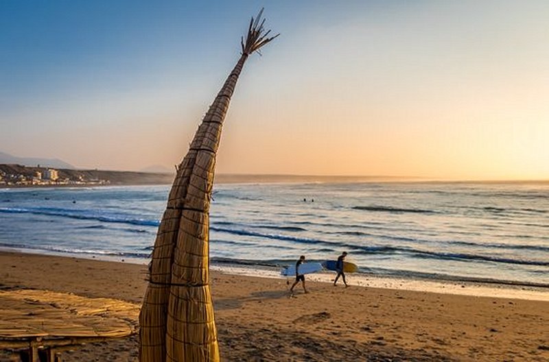Surfer sur des vagues spectaculaires