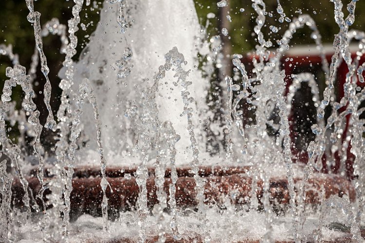 Buvez l'eau furieuse de la Fontainhas do vinagre