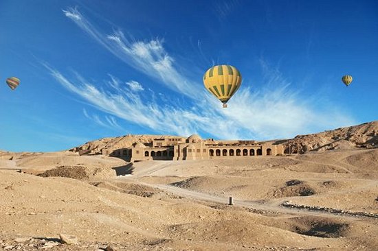 Survoler la vallée des rois en montgolfière