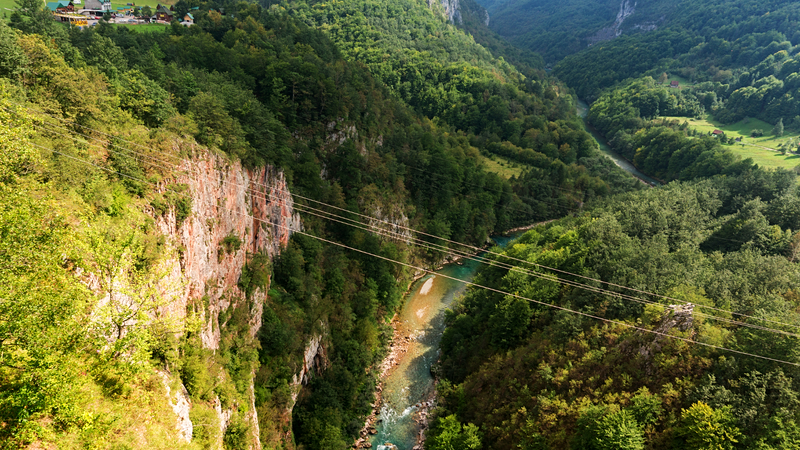 Se lancer sur l'une des tyroliennes les plus rapides d'Europe à Tara Canyon
