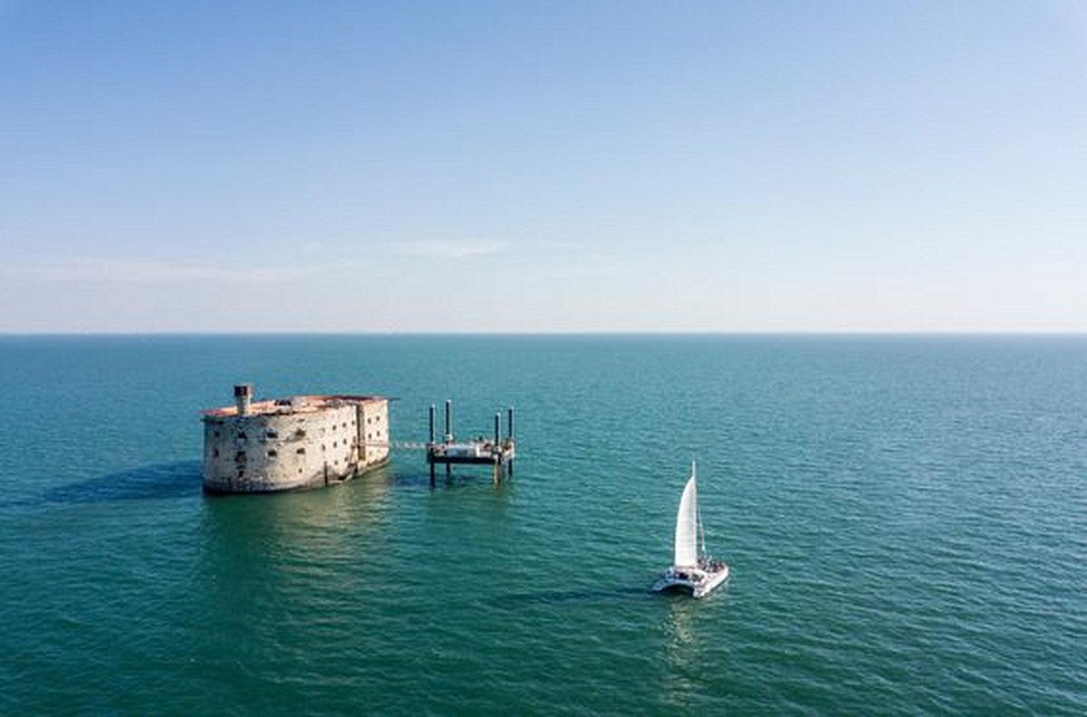 Voguer en bateau dans les îles