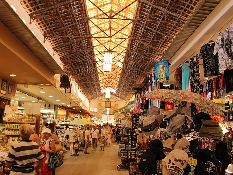 Le quartier de Kasteli, l'ancien quartier turc de Splanzia et le marché couvert