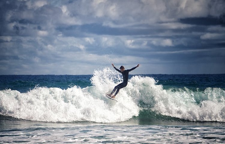 Surfeur sur les vagues de Biscarrosse