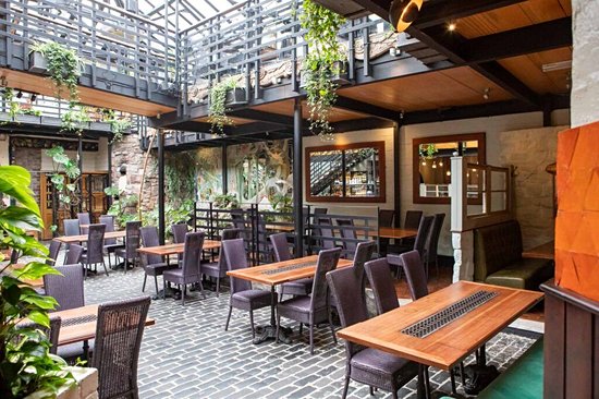 Plaisirs culinaires raffinés au restaurant Ubiquitus Chip