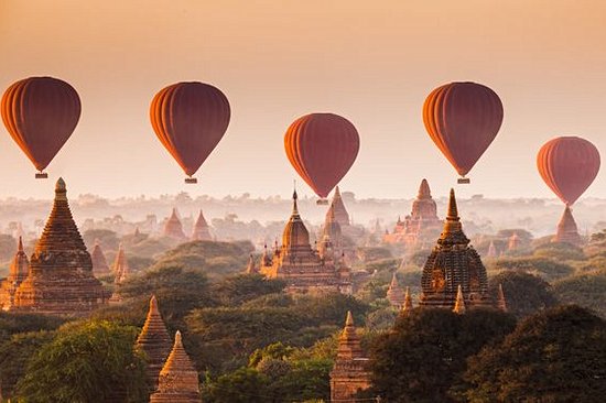 Survoler Bagan au soleil levant