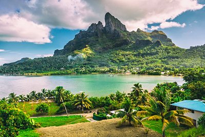 Vue de la mer sur le mont Otemanu à Bora Bora