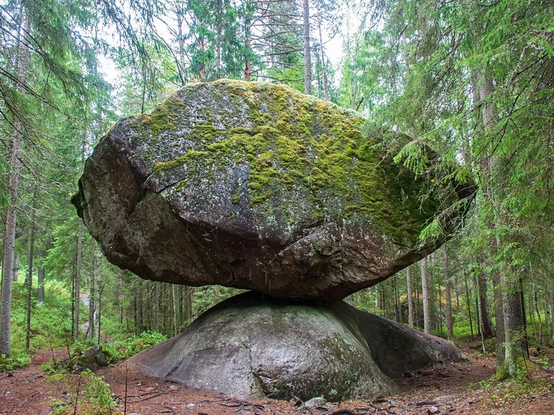 Le rocher en équilibre “Kummakivi” 