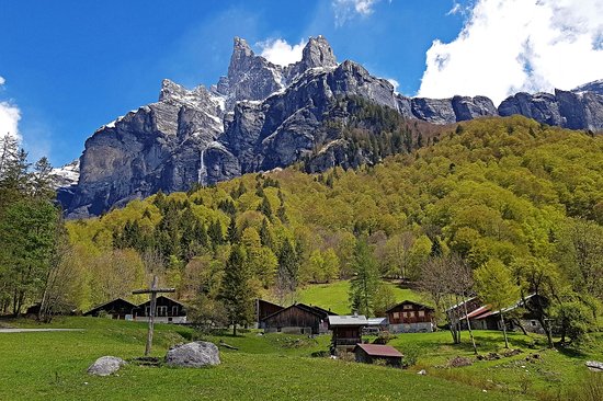 Sixt-Fer-à-Cheval et son fameux cirque