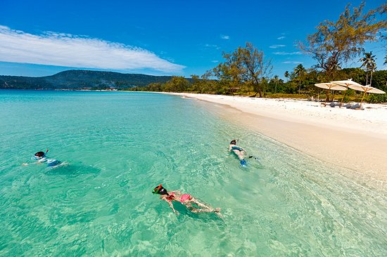 Faire du snorkeling sur la côte