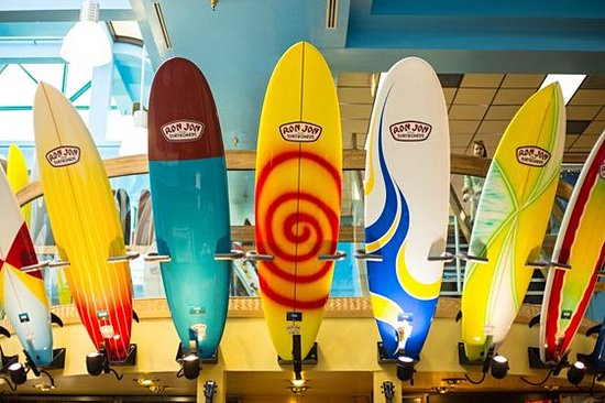 Surfer sur les vagues de l’océan Atlantique