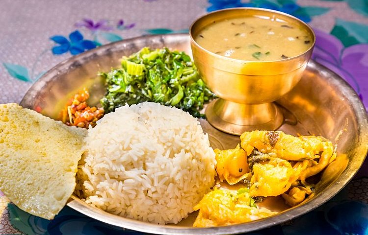 Le dal bhat, plat traditionnel de riz et lentilles